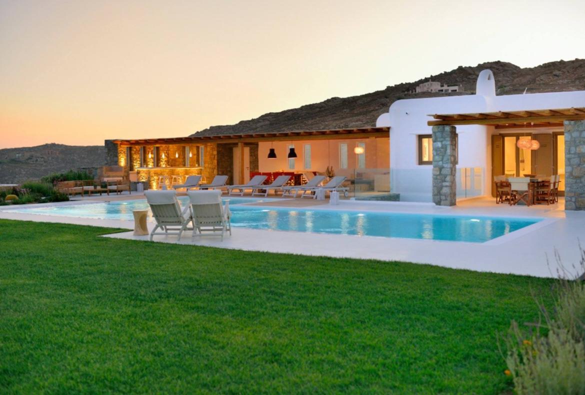 Luxury 4 bedroom holiday villa with private pool in Mykonos Greece (PV1364)