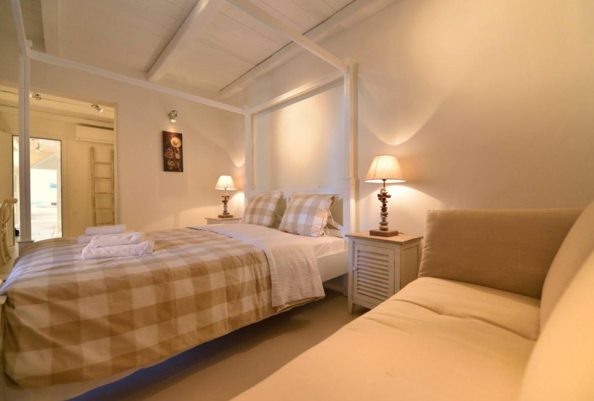 Luxury 4 bedroom holiday villa with private pool in Mykonos Greece (PV1364)