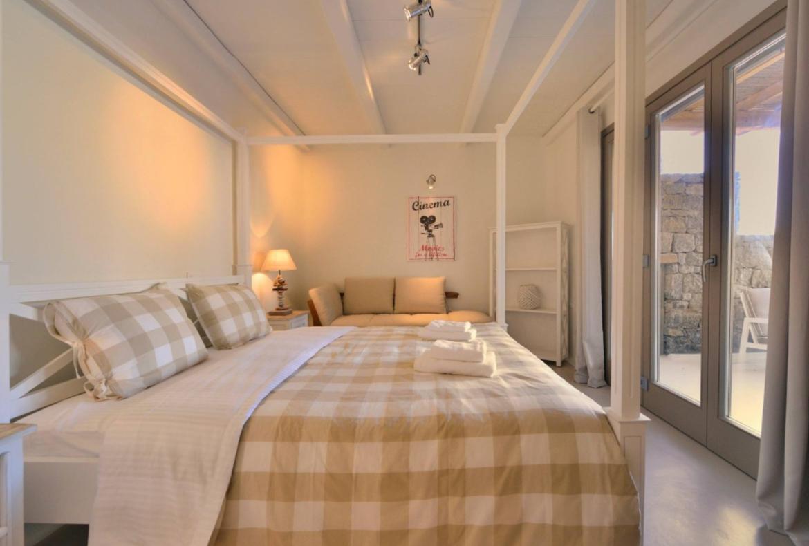 Luxury 4 bedroom holiday villa with private pool in Mykonos Greece (PV1364)