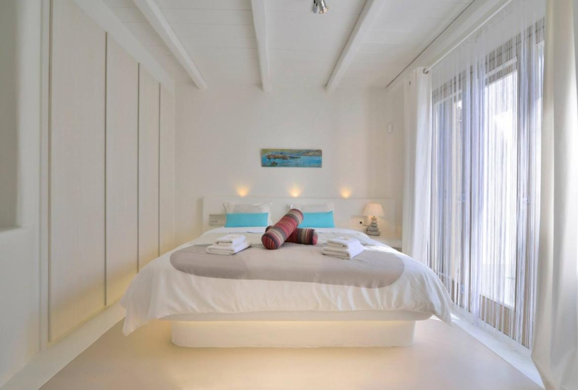 Luxury 4 bedroom holiday villa with private pool in Mykonos Greece (PV1364)
