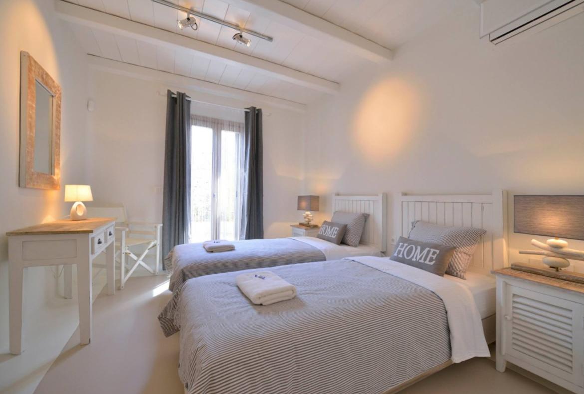 Luxury 4 bedroom holiday villa with private pool in Mykonos Greece (PV1364)