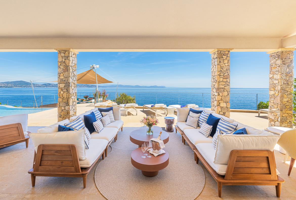 Luxury 6 bedroom holiday villa with private pool in Cote d'Azur France (PV1627)