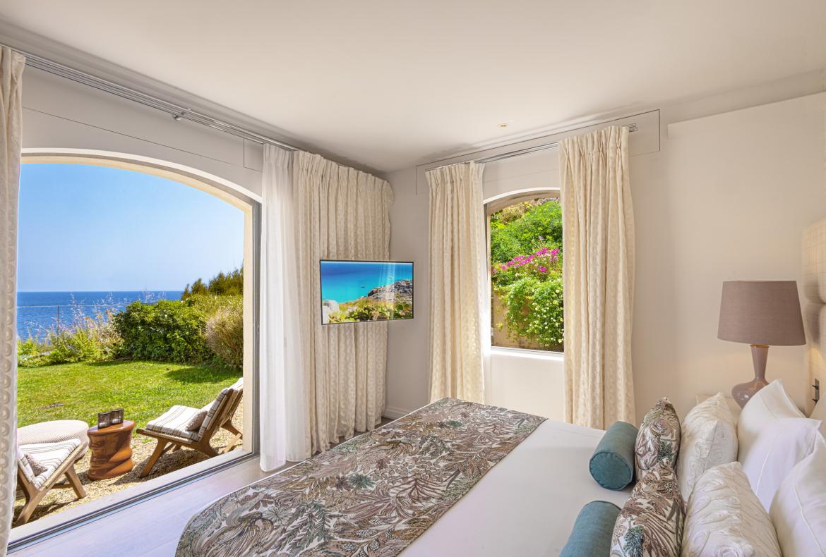 Luxury 6 bedroom holiday villa with private pool in Cote d'Azur France (PV1627)