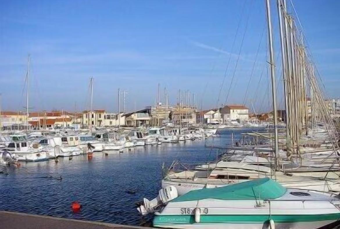 Spacious villa with 4 bedrooms and private pool, walking distance to the beach at Valras Plage (VAS105)