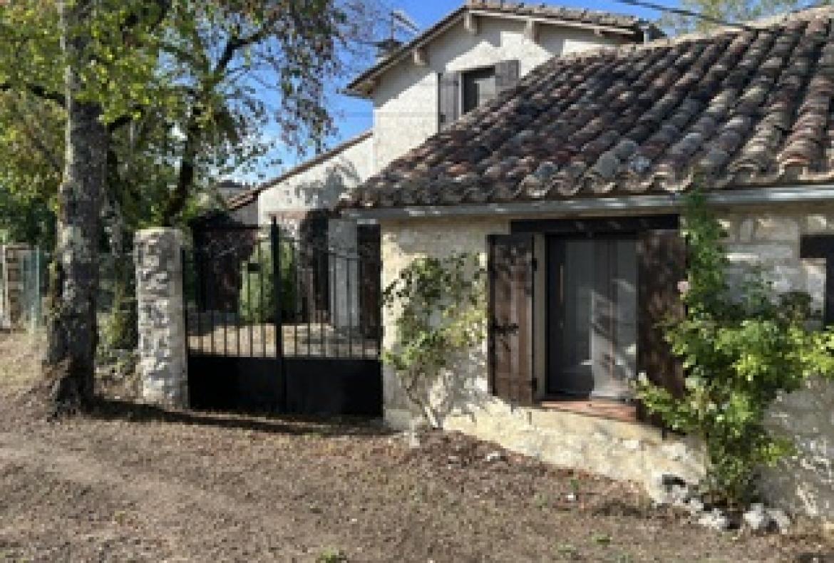 Villa in Charming Périgord Village. Heatable Pool and Garden. 3 bedrooms to sleep 6 (BERG101)
