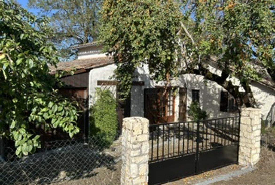 Villa in Charming Périgord Village. Heatable Pool and Garden. 3 bedrooms to sleep 6 (BERG101)