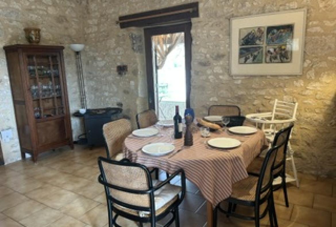Villa in Charming Périgord Village. Heatable Pool and Garden. 3 bedrooms to sleep 6 (BERG101)
