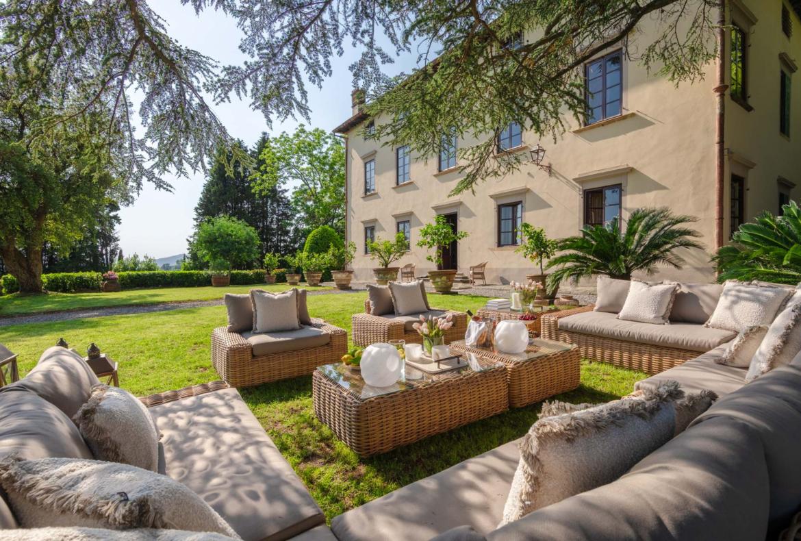 Luxury 11 bedroom holiday villa with private pool in Tuscany Italy (PV3007)