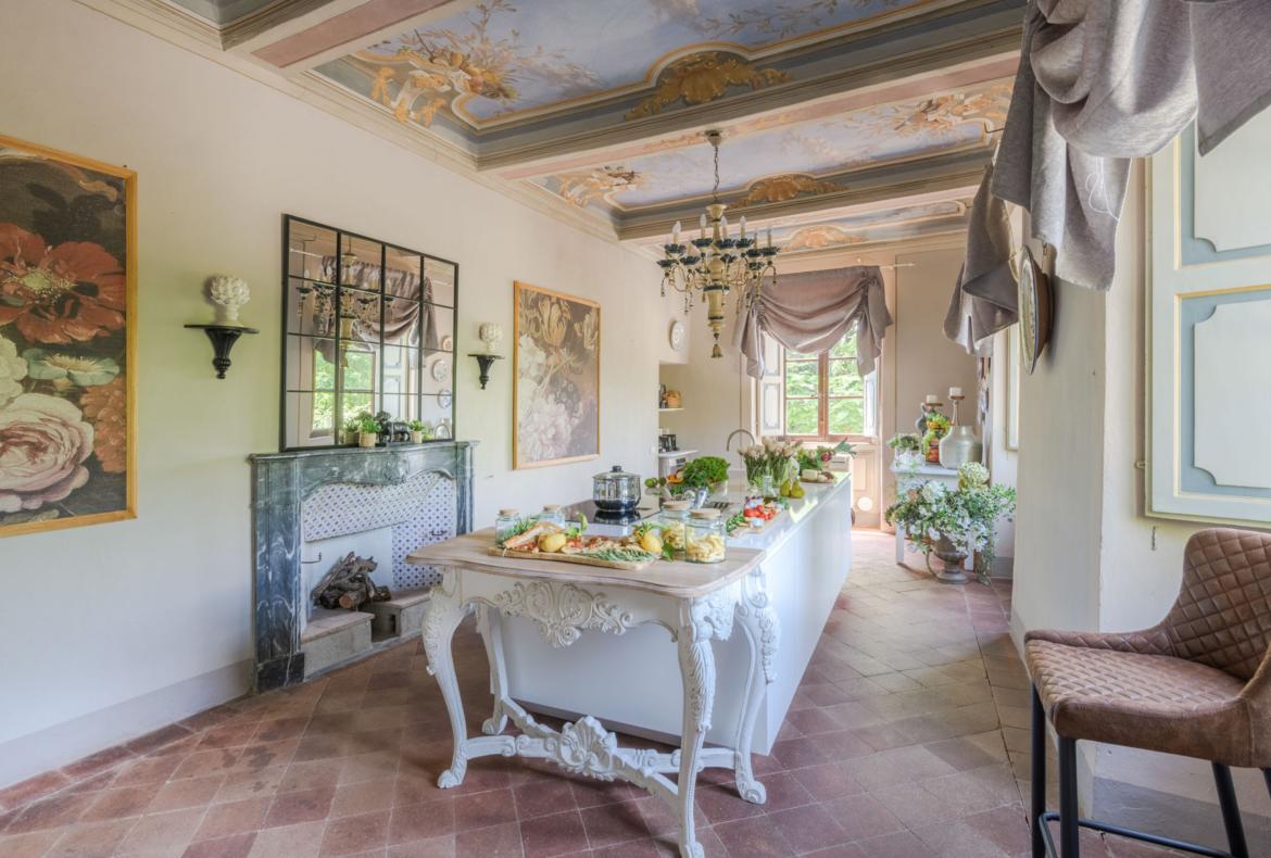 Luxury 11 bedroom holiday villa with private pool in Tuscany Italy (PV3007)