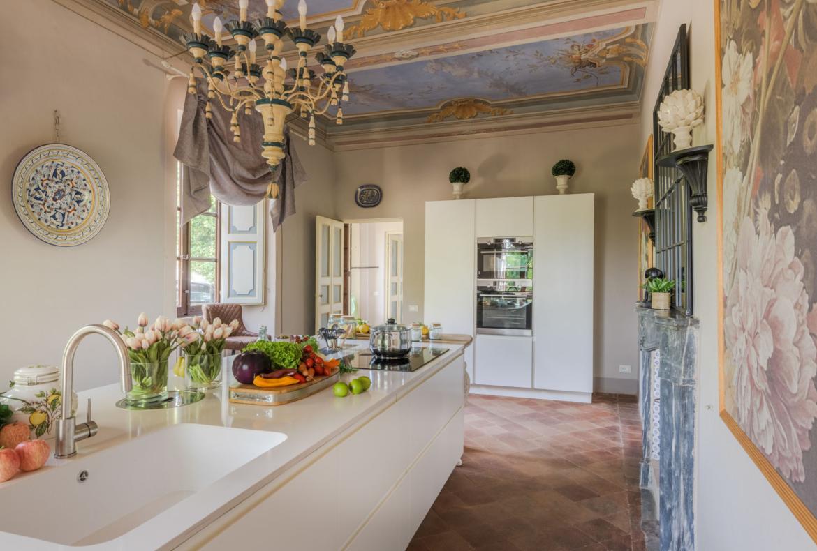 Luxury 11 bedroom holiday villa with private pool in Tuscany Italy (PV3007)