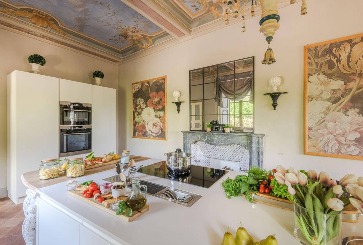 Luxury 11 bedroom holiday villa with private pool in Tuscany Italy (PV3007)