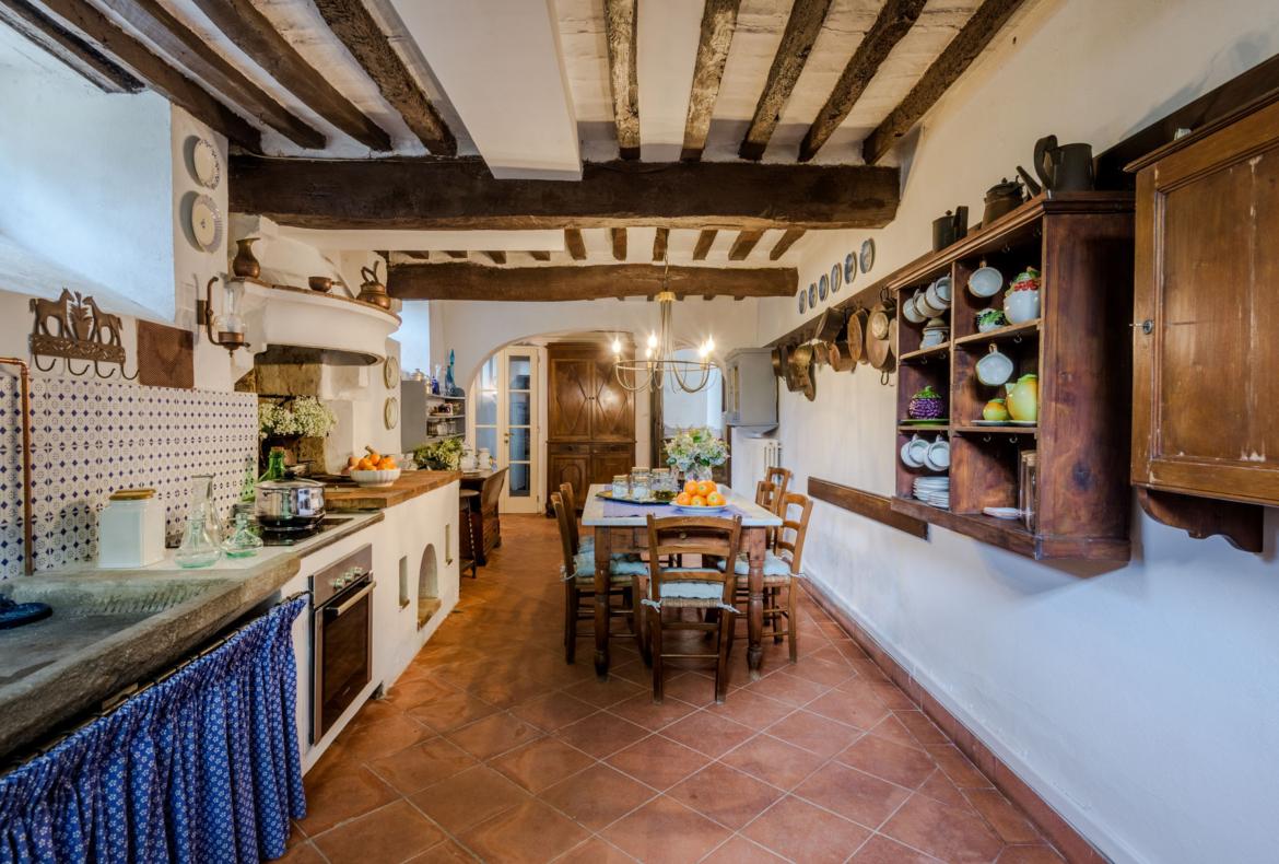 Luxury 11 bedroom holiday villa with private pool in Tuscany Italy (PV3007)