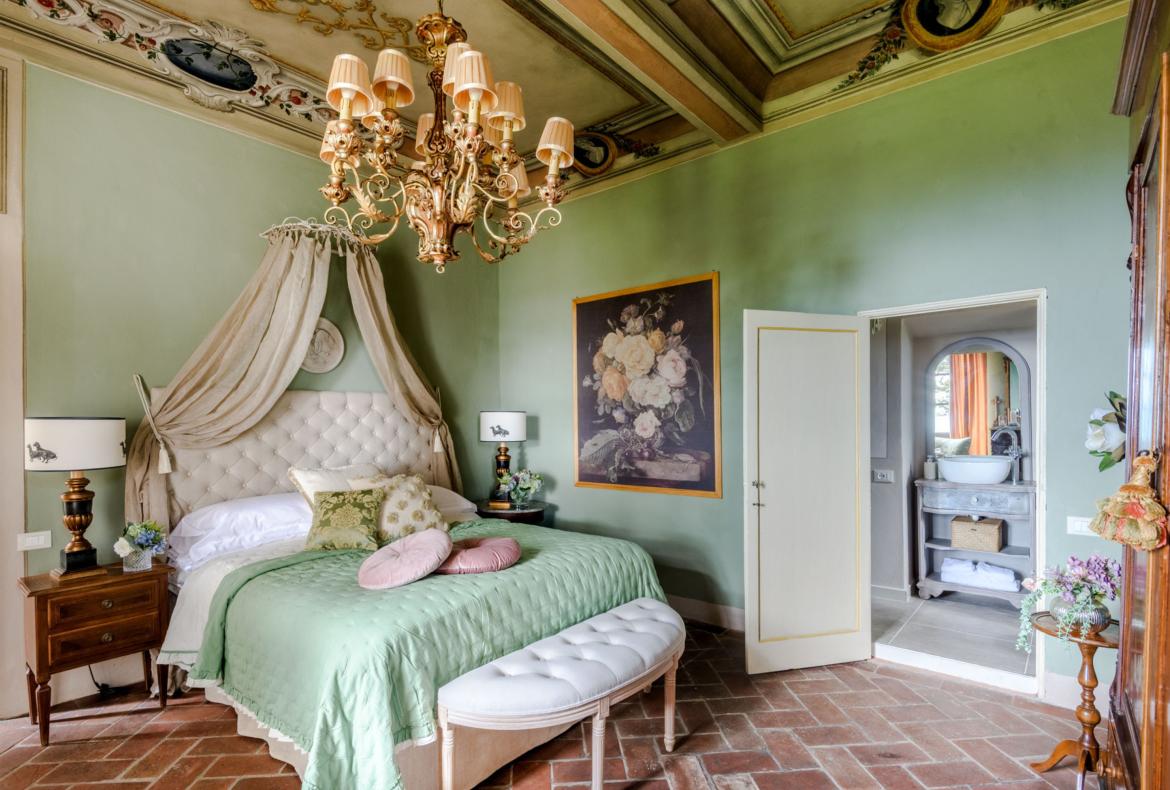 Luxury 11 bedroom holiday villa with private pool in Tuscany Italy (PV3007)