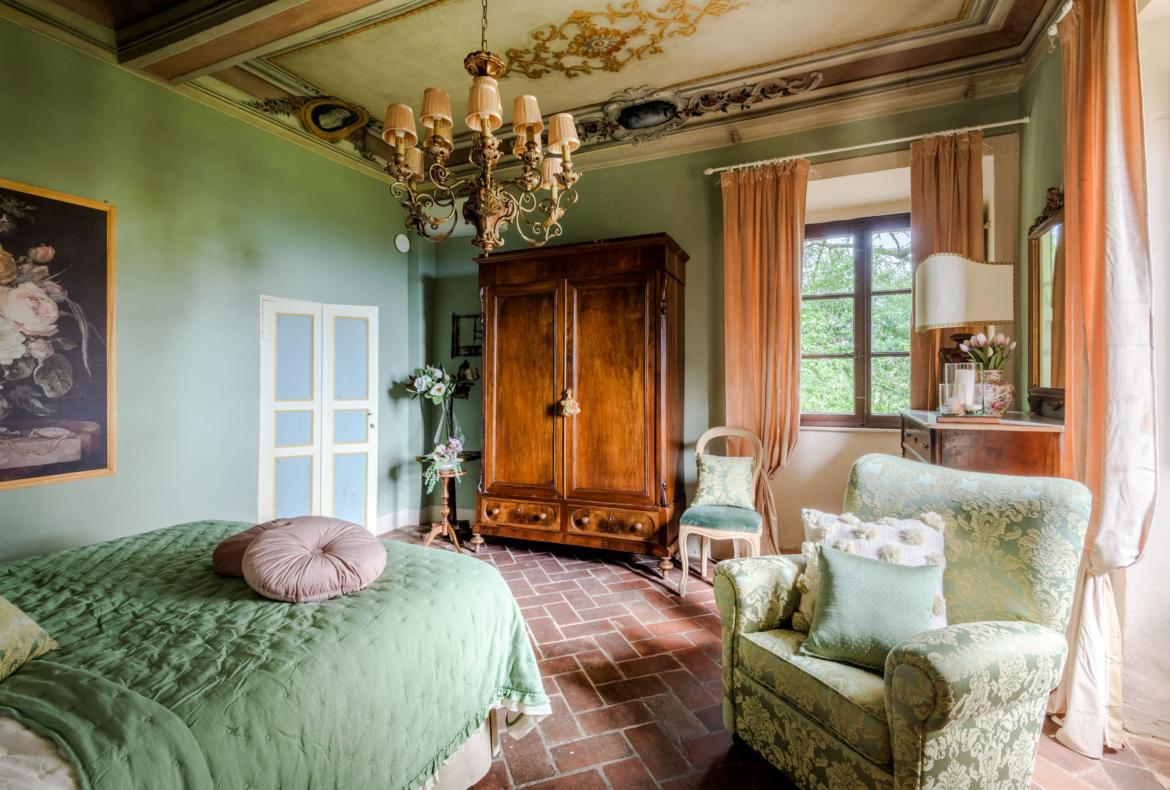 Luxury 11 bedroom holiday villa with private pool in Tuscany Italy (PV3007)