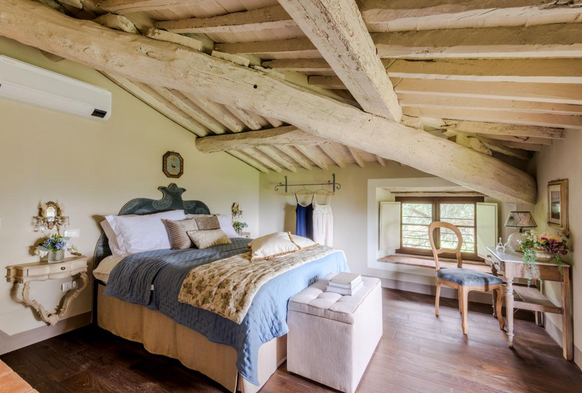 Luxury 11 bedroom holiday villa with private pool in Tuscany Italy (PV3007)