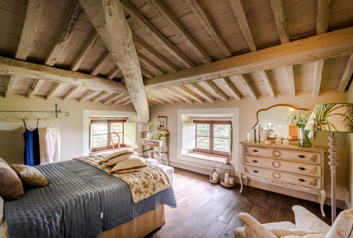 Luxury 11 bedroom holiday villa with private pool in Tuscany Italy (PV3007)