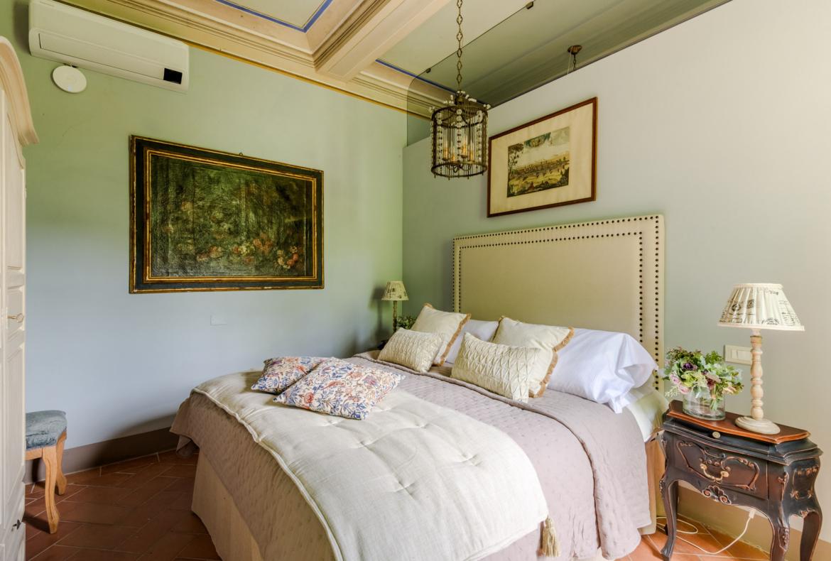 Luxury 11 bedroom holiday villa with private pool in Tuscany Italy (PV3007)