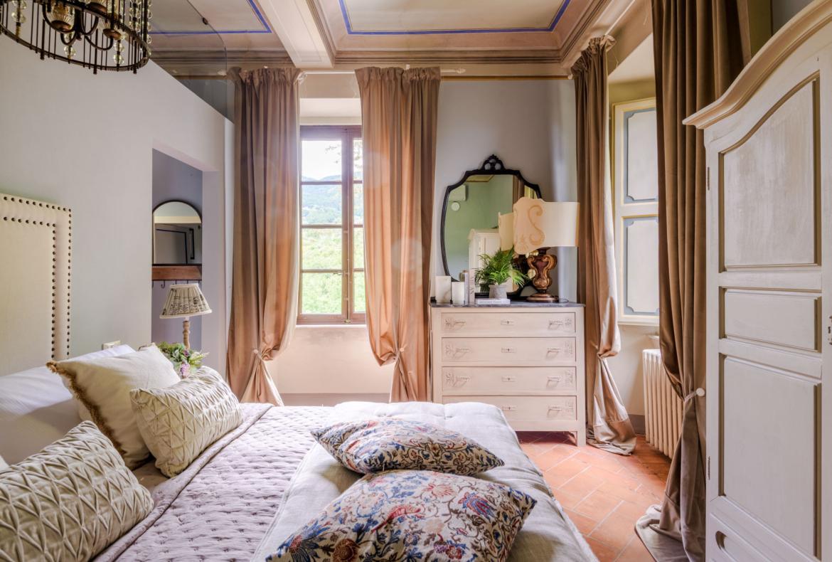 Luxury 11 bedroom holiday villa with private pool in Tuscany Italy (PV3007)