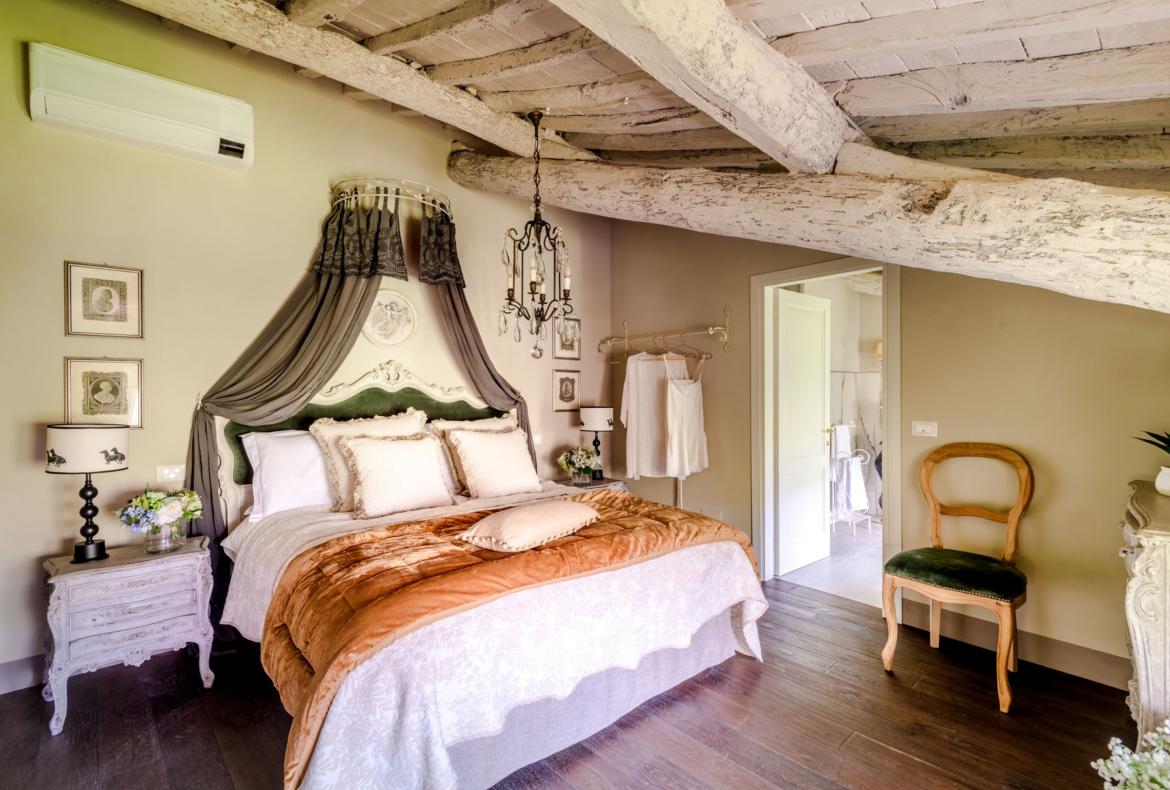 Luxury 11 bedroom holiday villa with private pool in Tuscany Italy (PV3007)