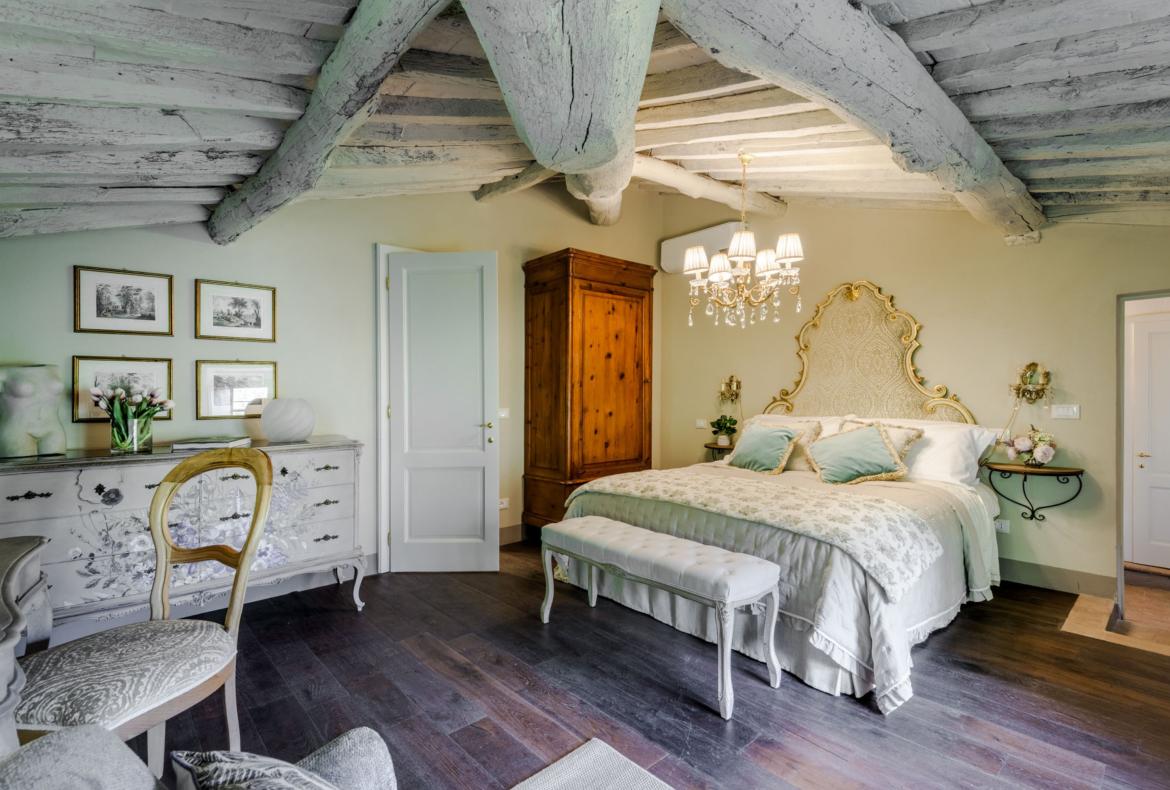 Luxury 11 bedroom holiday villa with private pool in Tuscany Italy (PV3007)