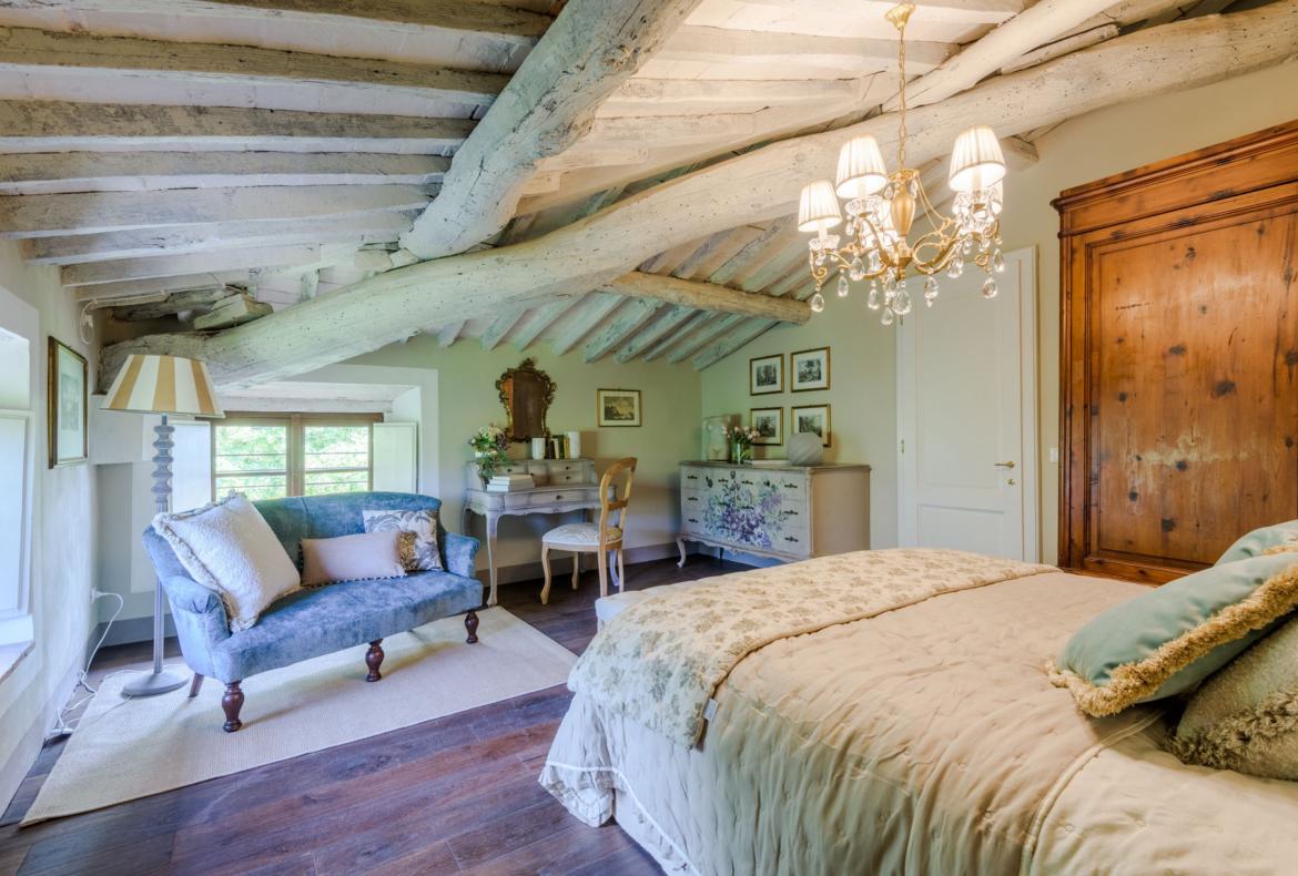 Luxury 11 bedroom holiday villa with private pool in Tuscany Italy (PV3007)