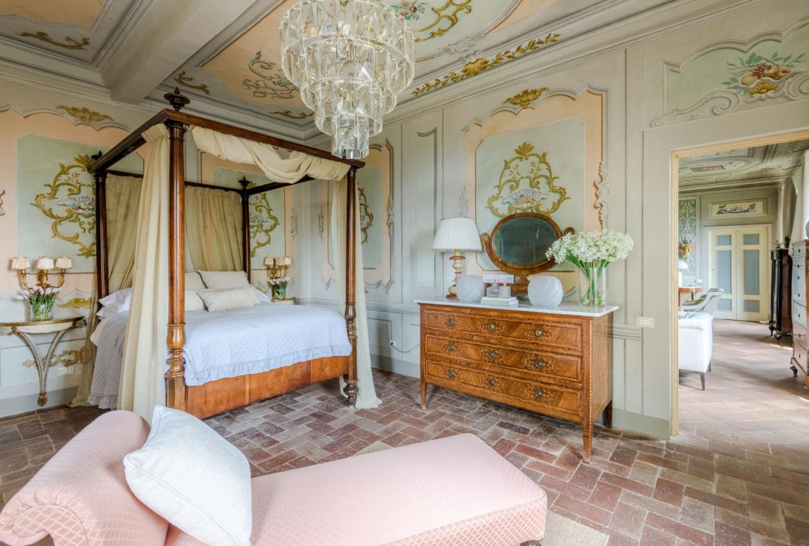 Luxury 11 bedroom holiday villa with private pool in Tuscany Italy (PV3007)