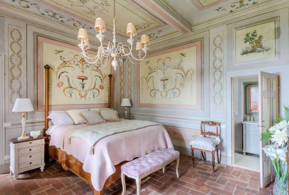 Luxury 11 bedroom holiday villa with private pool in Tuscany Italy (PV3007)