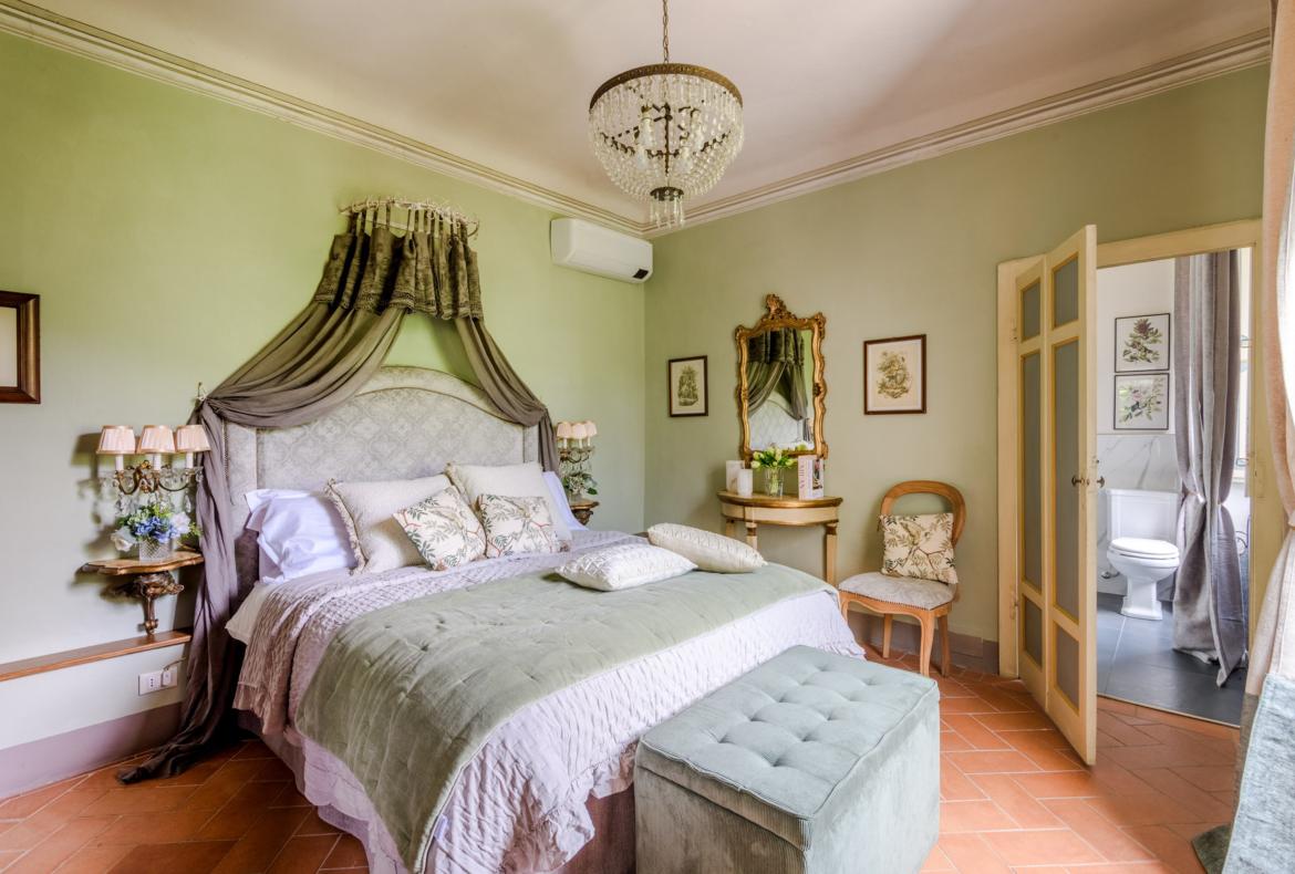 Luxury 11 bedroom holiday villa with private pool in Tuscany Italy (PV3007)