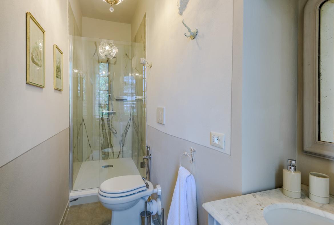 Luxury 11 bedroom holiday villa with private pool in Tuscany Italy (PV3007)