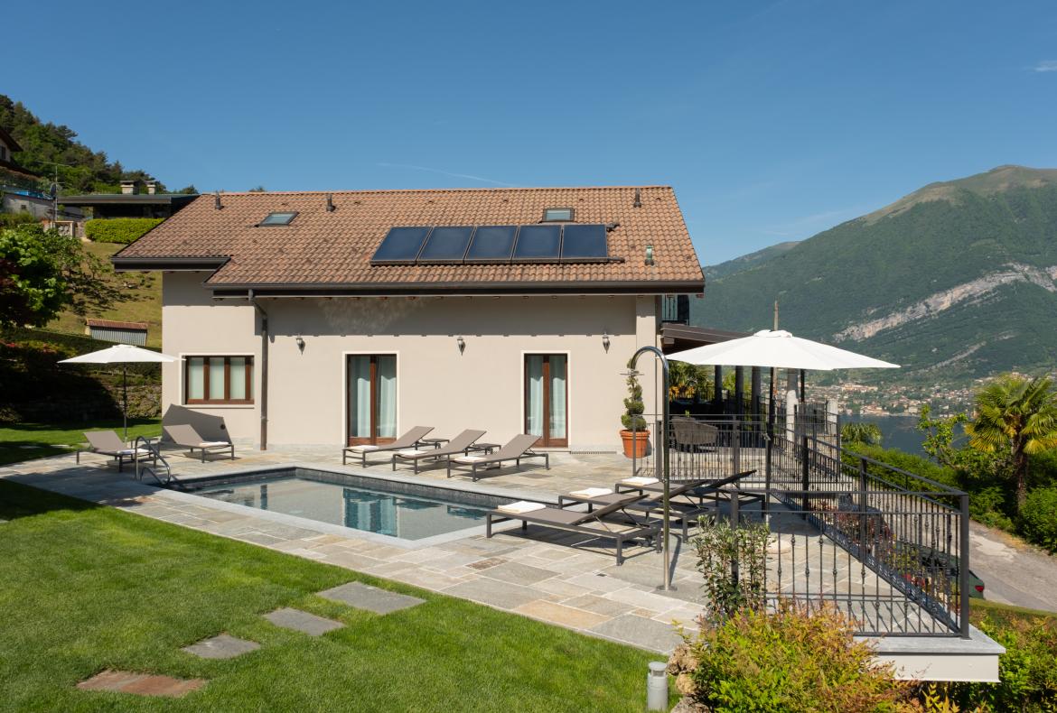 Luxury 4 bedroom holiday villa with private pool in Italian Lakes Italy (PV1002-2)