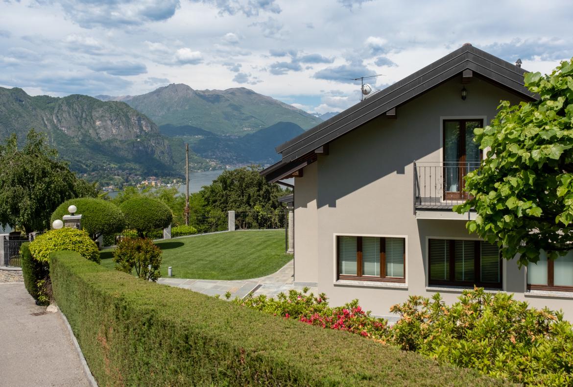 Luxury 4 bedroom holiday villa with private pool in Italian Lakes Italy (PV1002-2)