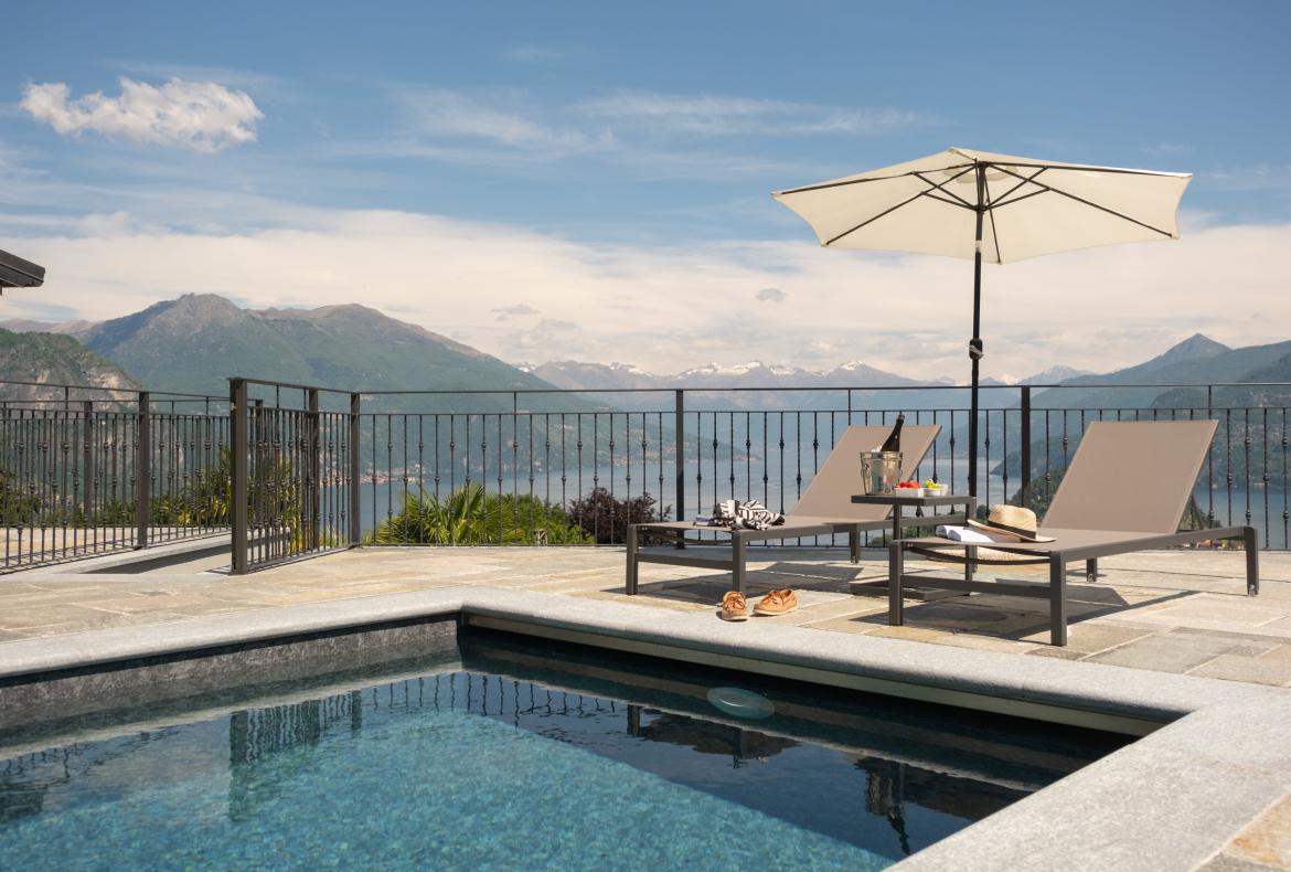 Luxury 4 bedroom holiday villa with private pool in Italian Lakes Italy (PV1002-2)