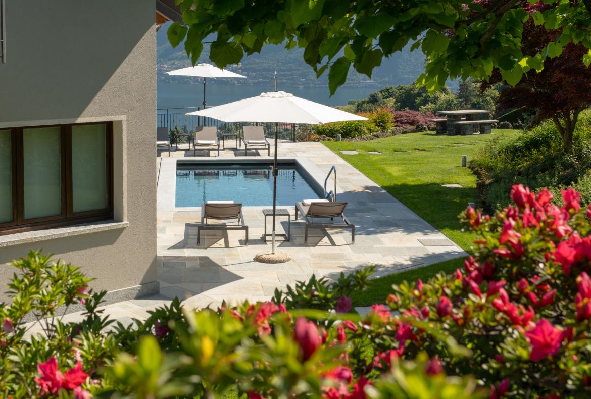 Luxury 4 bedroom holiday villa with private pool in Italian Lakes Italy (PV1002-2)