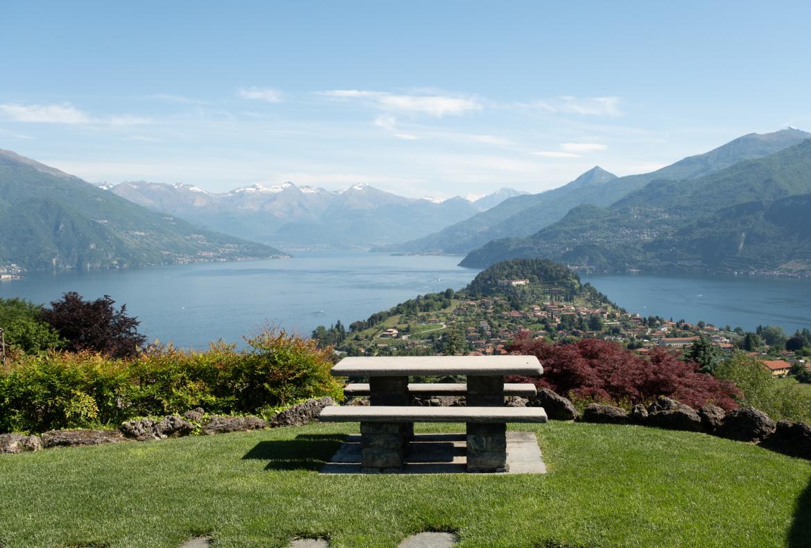 Luxury 4 bedroom holiday villa with private pool in Italian Lakes Italy (PV1002-2)