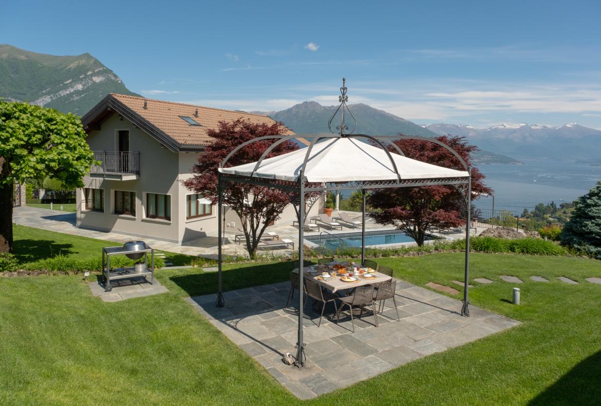 Luxury 4 bedroom holiday villa with private pool in Italian Lakes Italy (PV1002-2)