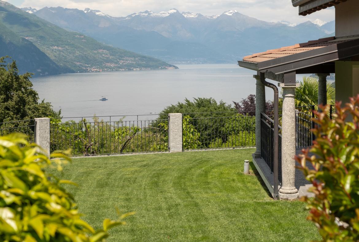 Luxury 4 bedroom holiday villa with private pool in Italian Lakes Italy (PV1002-2)