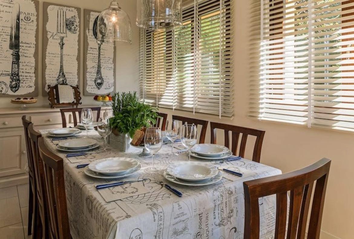 Luxury 4 bedroom holiday villa with private pool in Italian Lakes Italy (PV1002-2)