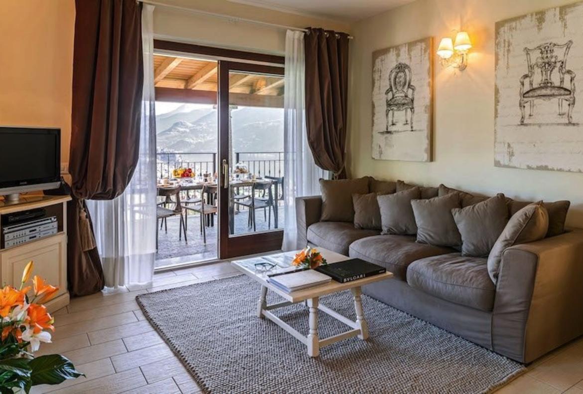 Luxury 4 bedroom holiday villa with private pool in Italian Lakes Italy (PV1002-2)