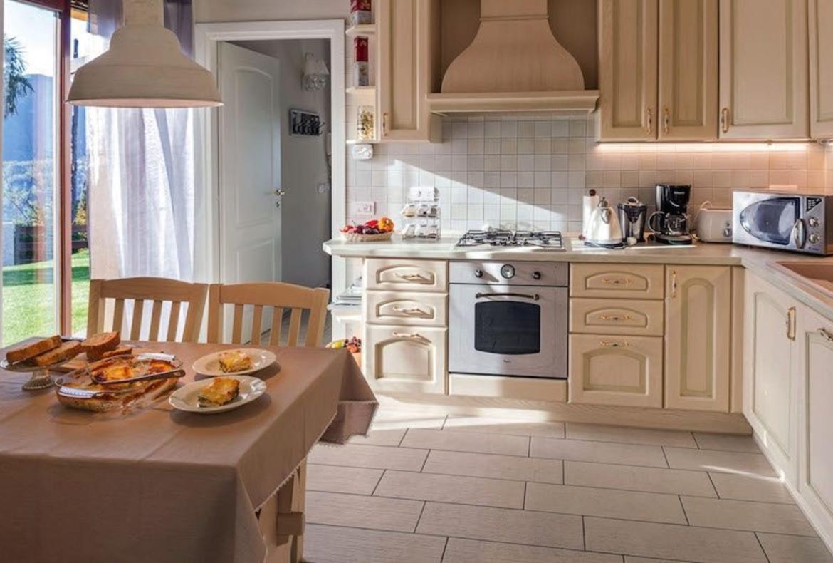 Luxury 4 bedroom holiday villa with private pool in Italian Lakes Italy (PV1002-2)
