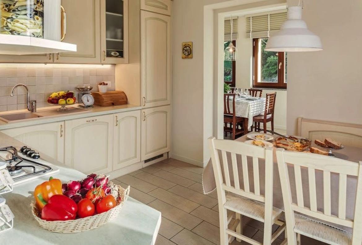 Luxury 4 bedroom holiday villa with private pool in Italian Lakes Italy (PV1002-2)