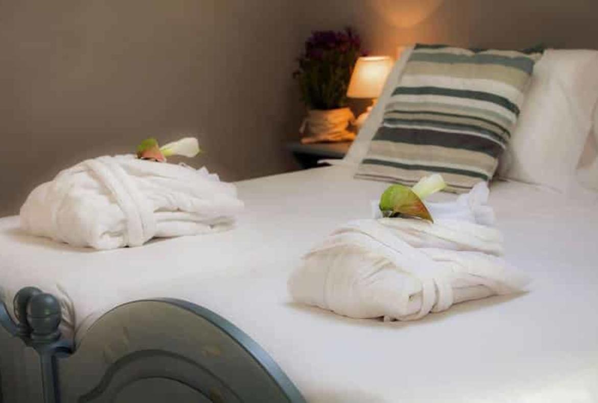 Luxury 4 bedroom holiday villa with private pool in Italian Lakes Italy (PV1002-2)