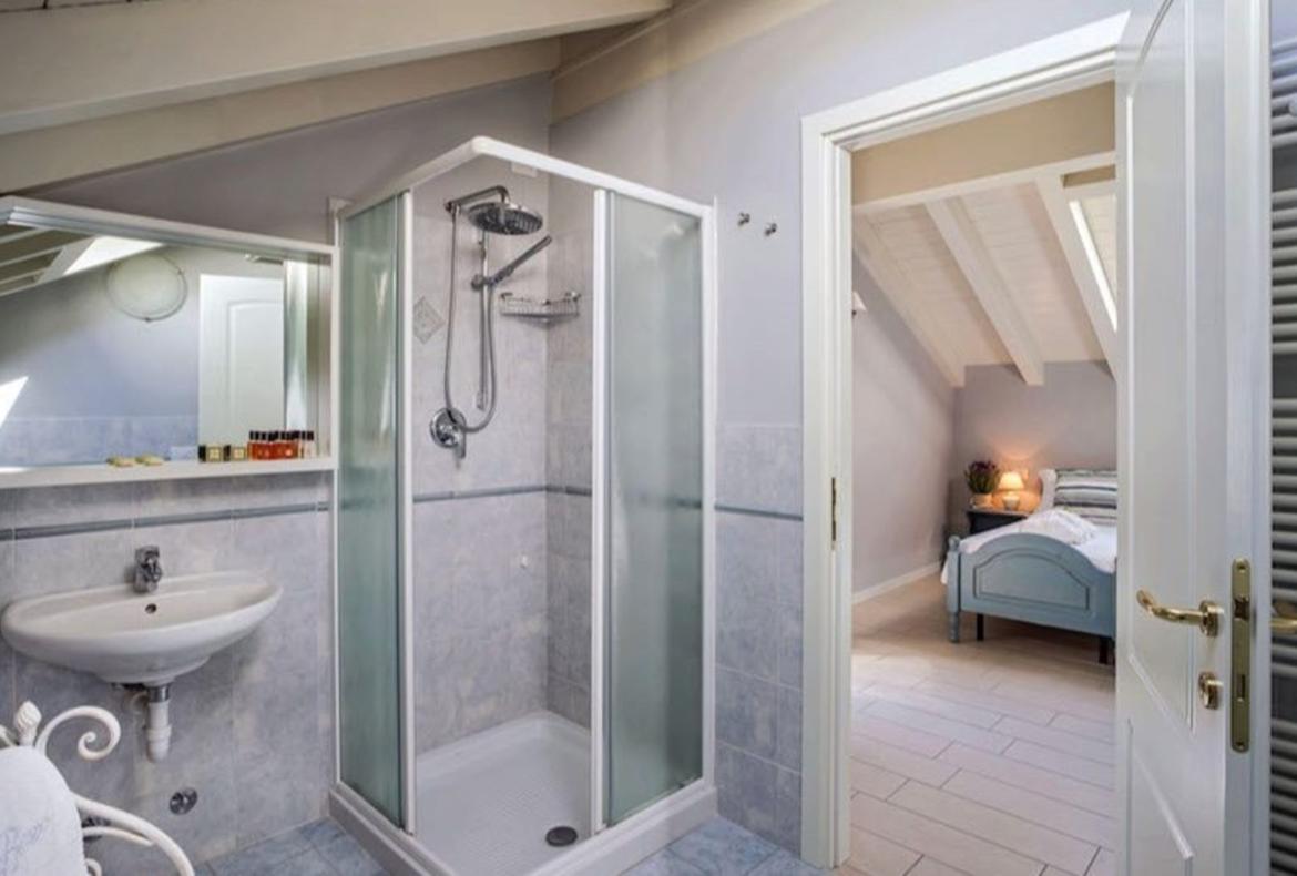 Luxury 4 bedroom holiday villa with private pool in Italian Lakes Italy (PV1002-2)