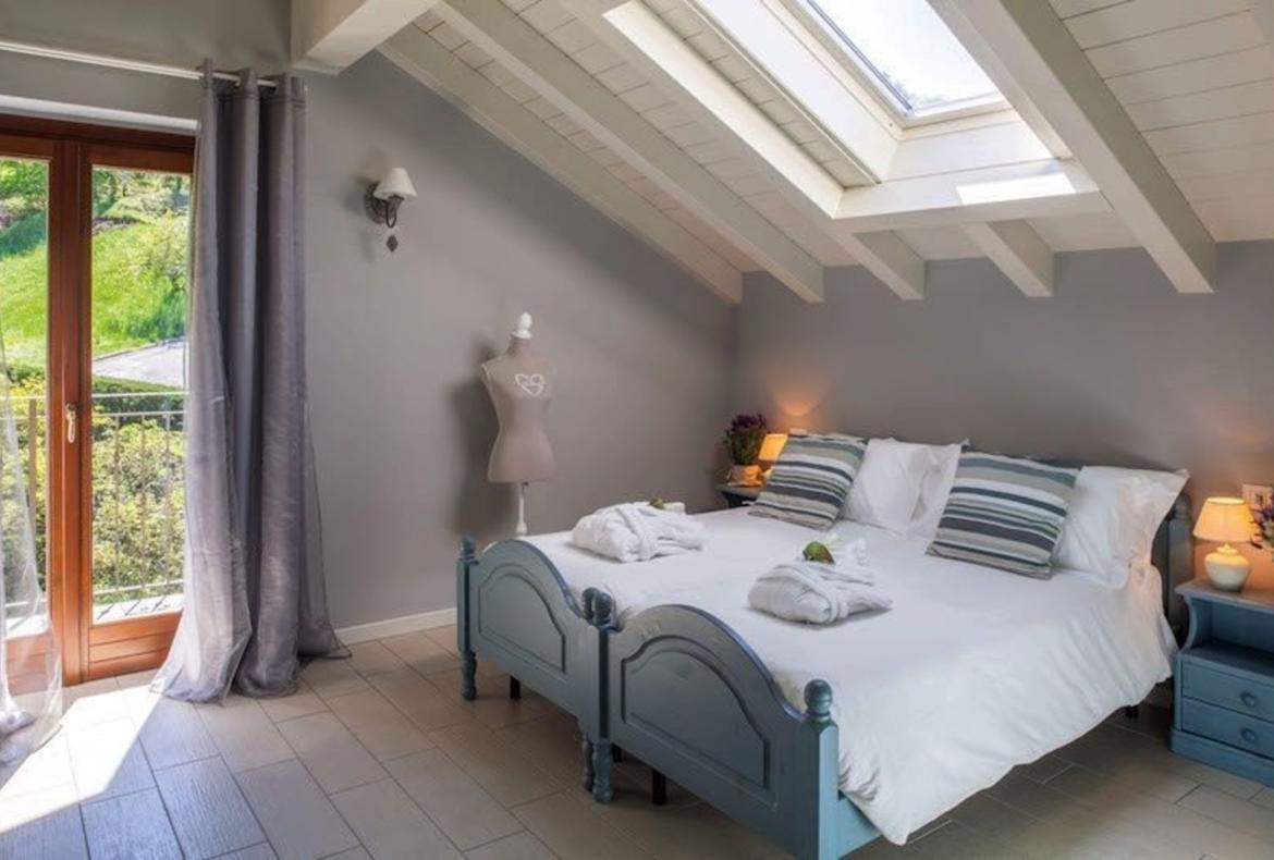 Luxury 4 bedroom holiday villa with private pool in Italian Lakes Italy (PV1002-2)
