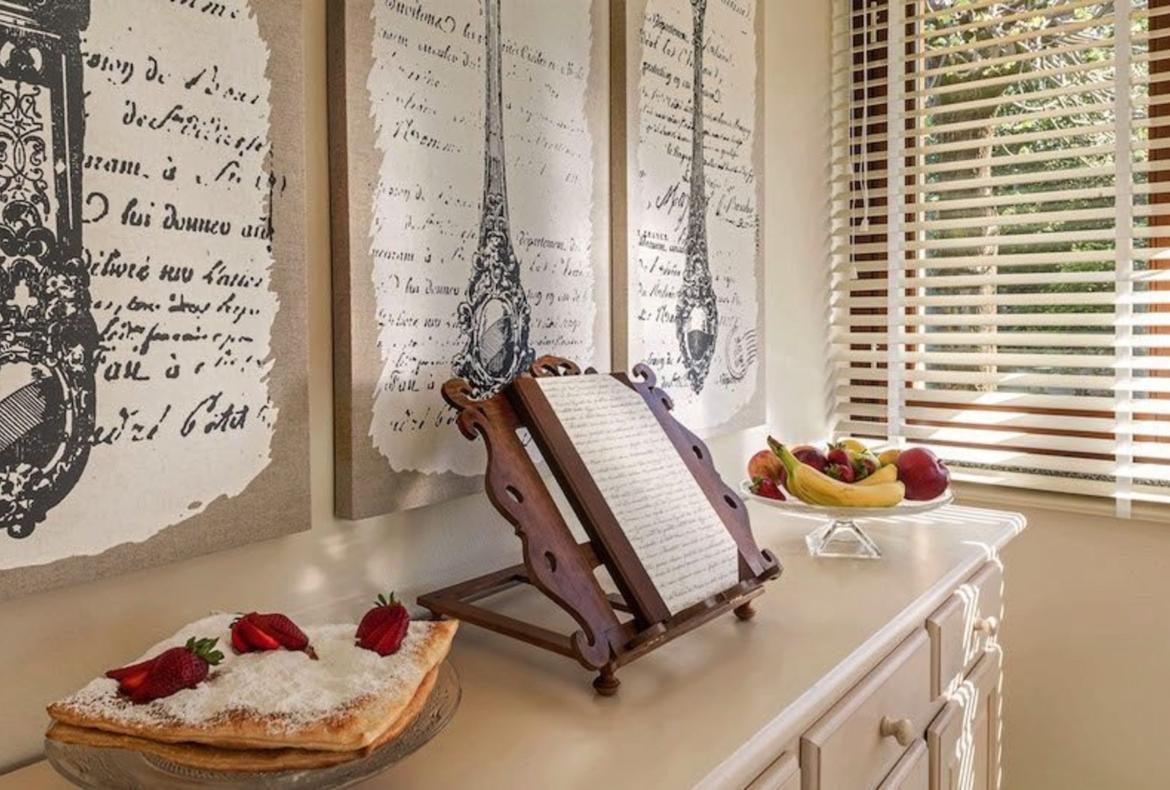 Luxury 4 bedroom holiday villa with private pool in Italian Lakes Italy (PV1002-2)