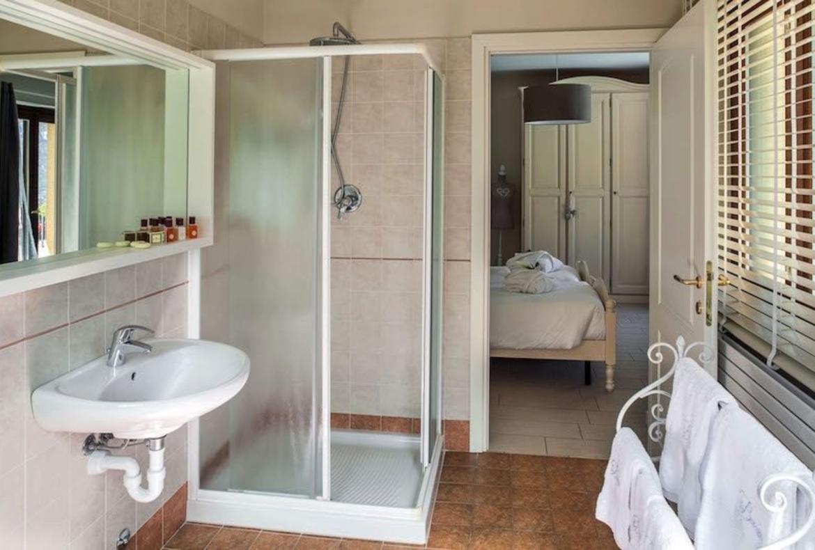 Luxury 4 bedroom holiday villa with private pool in Italian Lakes Italy (PV1002-2)