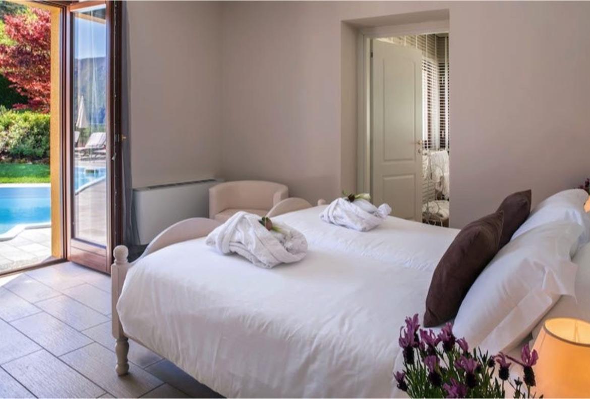 Luxury 4 bedroom holiday villa with private pool in Italian Lakes Italy (PV1002-2)
