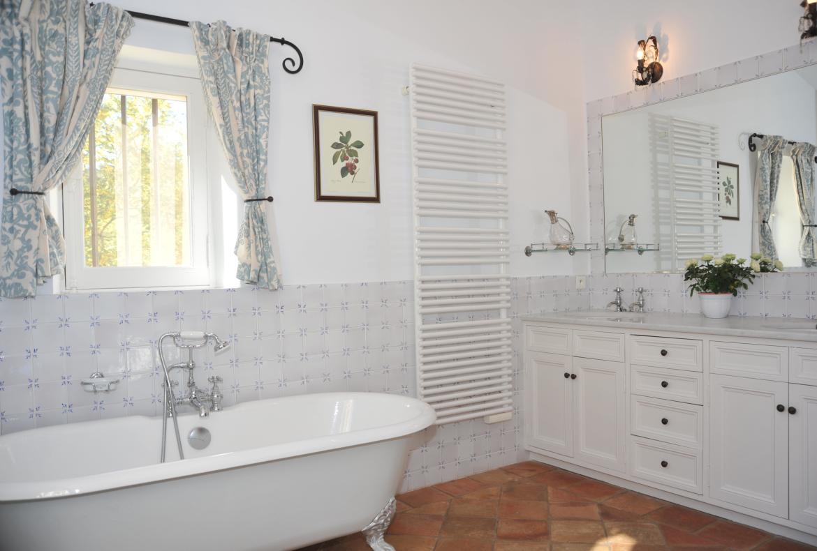 Luxury 6 bedroom holiday villa with private pool in Provence France (PV1599-2)