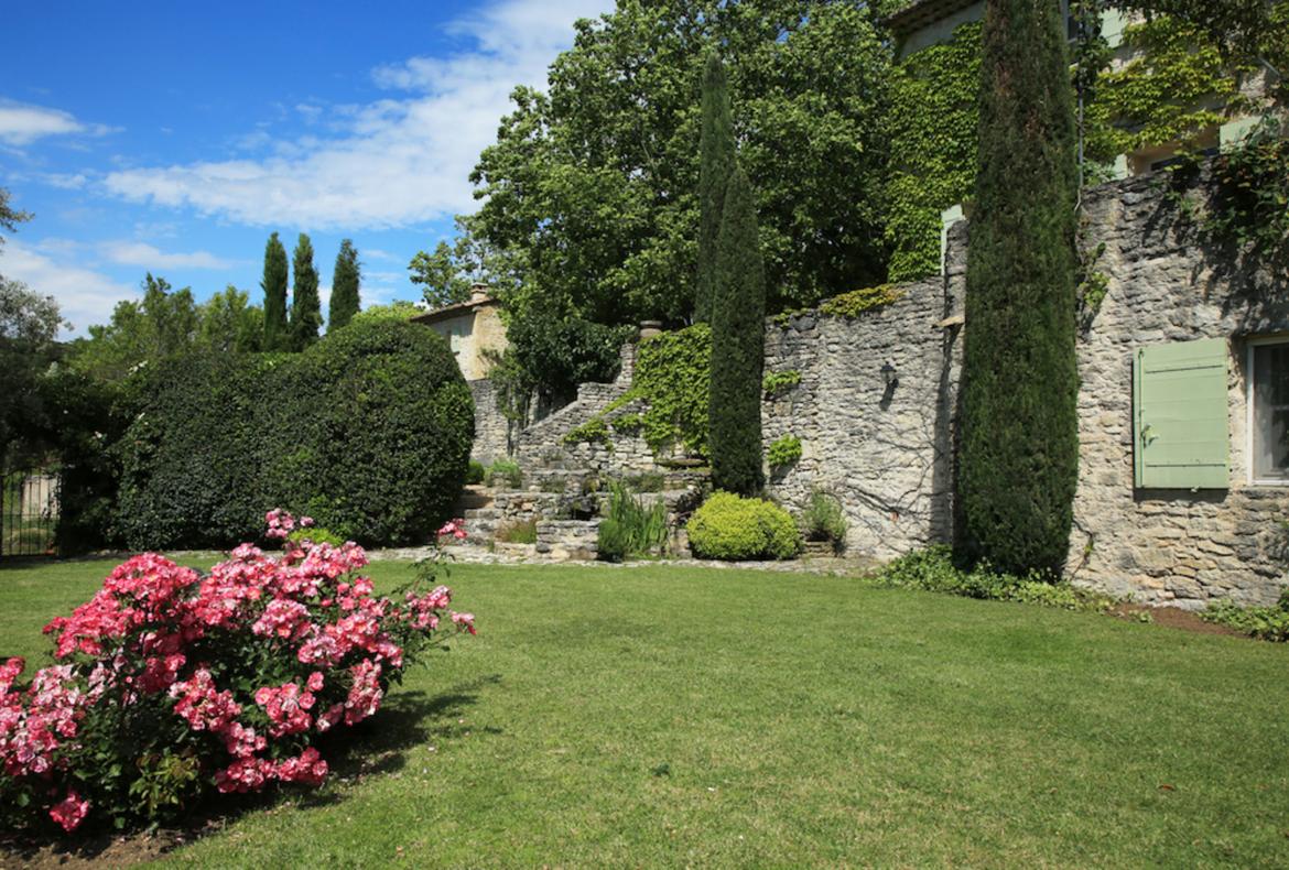 Luxury 6 bedroom holiday villa with private pool in Provence France (PV1599-2)