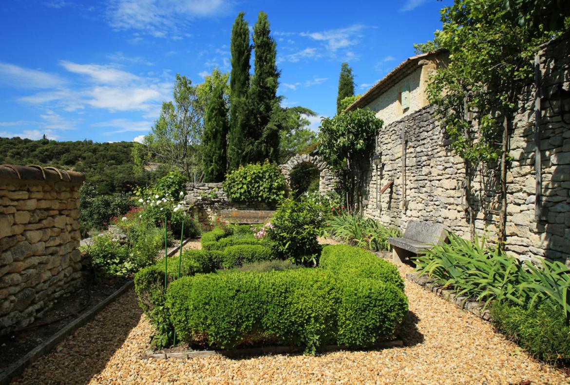 Luxury 6 bedroom holiday villa with private pool in Provence France (PV1599-2)