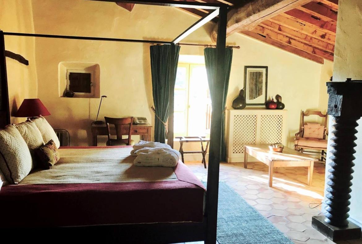Luxury 7 bedroom holiday villa with private pool in Provence France (PV1640-2)